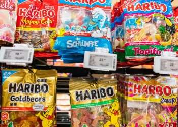 People are only just realising there’s a correct way to open sweet packets & it means they won’t fly everywhere